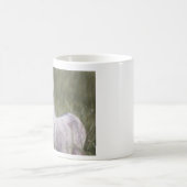 Weißer Esel im Gras Kaffeetasse (Mittel)