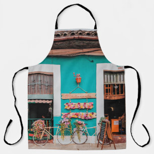 WEISSER FAHRRAD PARKIERT NEBEN AQUAMARIN GEMALTEM  SCHÜRZE