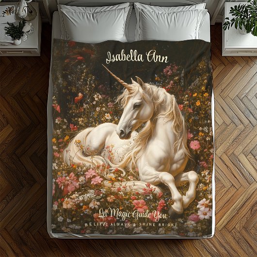 Weißer Fantasy-Wald Unicorn Verweilen in den Blume Fleecedecke