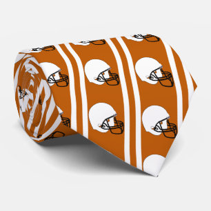Weißer Fußballhelm auf Burnt Orange Necktie Krawatte