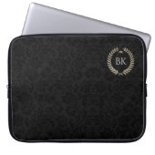 Weißer Glitzer Laure-Kranz-Monogramm Laptopschutzhülle (Vorderseite)
