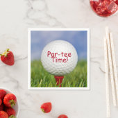 Weißer Golfball auf rotem Tee für sportliche Party Serviette (Beispiel)