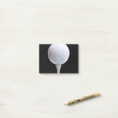 Weißer Golfball trägt Schablone zur Schau Post-it Klebezettel (Auf Schreibtisch)