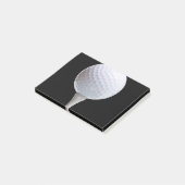 Weißer Golfball trägt Schablone zur Schau Post-it Klebezettel (angewinkelt)