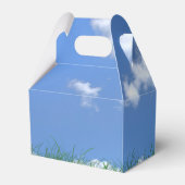 weißer Golfball und Flagge im Gras Geschenkschachtel (Rückseite)