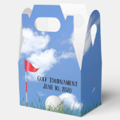weißer Golfball und Flagge im Gras Geschenkschachtel (Geöffnet)