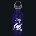 Weißer Hai personalisierte Wasserflasche<br><div class="desc">Große personalisierte Flasche mit weißem Hai. Blauer oder farbiger Getränkekarte. Fügen Sie Ihren eigenen individuelle Name hinzu. Einzigartige Geschenkidee für Kinder,  Segler,  Skipper,  Bootsführer,  Fischer etc. Wilder Hai zeichne.</div>