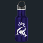 Weißer Hai personalisierte Wasserflasche<br><div class="desc">Große personalisierte Flasche mit weißem Hai. Blauer oder farbiger Getränkekarte. Fügen Sie Ihren eigenen individuelle Name hinzu. Einzigartige Geschenkidee für Kinder,  Segler,  Skipper,  Bootsführer,  Fischer etc. Wilder Hai zeichne.</div>