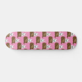 Weißer Hase im Schokoladeneier-Ostermuster Skateboard (Horizontal)