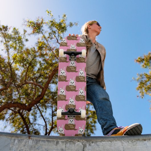 Weißer Hase im Schokoladeneier-Ostermuster Skateboard (Außenbereich 1)