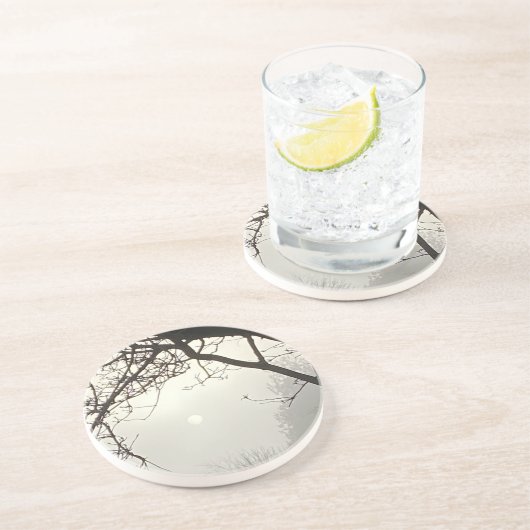 Weißer Himmel und Sonne sind von Bäumen dramatisch Getränkeuntersetzer (Seite)