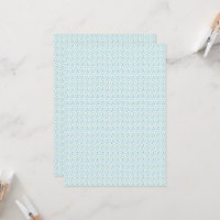 weißer Hintergrund mit blauen Blumen und grünem Le