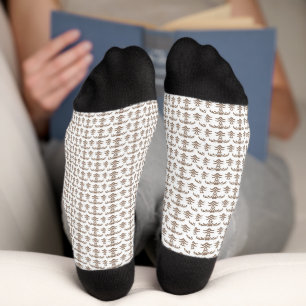 weißer Hintergrund mit braunem Muster Socken