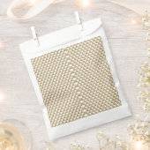 weißer Hintergrund mit grünen Blätter Geschenktütchen (Ausgeschnitten)