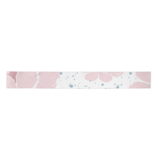 Weißer Hintergrund mit pastellrosa Blume Satinband