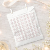 weißer Hintergrund mit rosa Blätter Geschenktütchen (Ausgeschnitten)