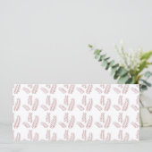 weißer Hintergrund mit rosa Blätter Menükarte (Stehend Vorderseite)