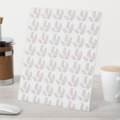 weißer Hintergrund mit rosa Blätter Sockelschild (In Situ)