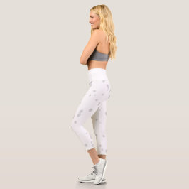 weißer Hintergrund mit vielen kleinen Punkten Capri Leggings