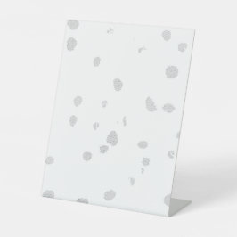 weißer Hintergrund mit vielen kleinen Punkten Sockelschild