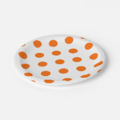 Weißer Hintergrund Orange Polka Dots Pappteller (Schrägansicht)