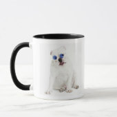 weißer Hintergrund, weiße Bulldogge, Blau abgetönt Tasse (Links)