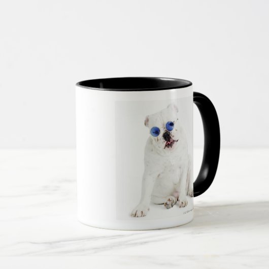 weißer Hintergrund, weiße Bulldogge, Blau abgetönt Tasse (VorderseiteRechts)