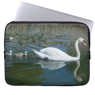 Weißer Höckerschwan mit Baby-Schwänen auf dem See Laptopschutzhülle
