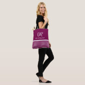 Weißer, horizontaler Streifen Mit Monogramm Wein Tasche (Am Model)