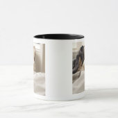 Weißer Hund, der hinter Bett (differenzialer, sich Tasse (Zentrum)