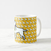 Weißer Hund mit gelber Schleife Kaffeetasse (VorderseiteRechts)