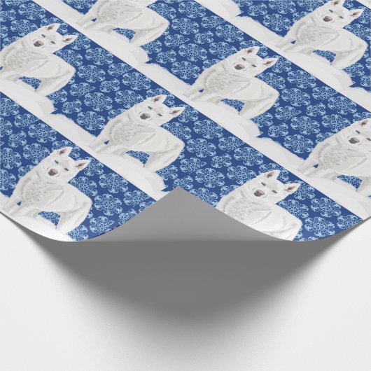 Weißer Husky gegen Schneeflocken und dunkelblauer Geschenkpapier (Ecke)