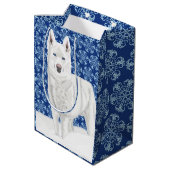 Weißer Husky gegen Schneeflocken und dunkelblauer Mittlere Geschenktüte (Rückseite Schrägansicht)