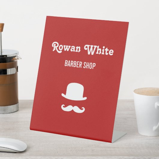 Weißer Hut und Schnurrbart Silhouette rot Sockelschild (In SItu)