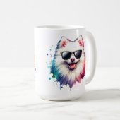 Weißer kleiner Spitz Hund mit Sonnenbrille Kaffeetasse (VorderseiteRechts)