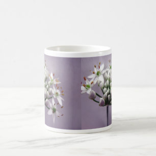 Weißer Knoblauchchive Blüten auf Lila Kaffeetasse