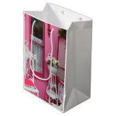 Weißer Korb auf Rosa - Martha's Vineyard Mittlere Geschenktüte (Vorderseite Schrägansicht)