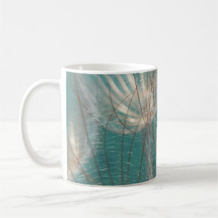 Weißer Kronleuchter in naher Fotografie Kaffeetasse