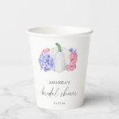 Weißer Kürbis und Hydrangea-Blume Brautparty Pappbecher (Rückseite)