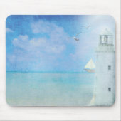 Weißer Leuchtturm und Segelboot Mousepad (Vorne)