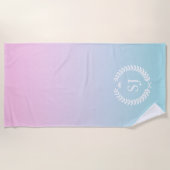 Weißer Lorbeerkranz auf weich rosa bis blau ombre Strandtuch (Vorderseite)