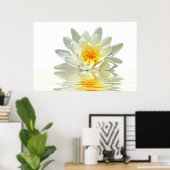weißer Lotus, der im Wasser schwimmt Poster (Heimbüro)