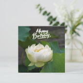 Weißer Lotus mit dem Wort Happy Birthday Postcard (Stehend Vorderseite)