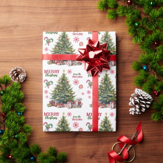 Weißer Malteser Hund unter dem Weihnachtsbaum Geschenkpapier (Feiertagsgeschenk)