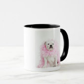 Weißer männlicher Hund mit rosa Boa Tasse (VorderseiteRechts)