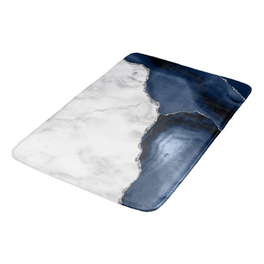 Weißer Marmor Navy Blue Agate Silver Glitzer Badematte (Schrägansicht)