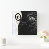 Weißer Marmor, schwarz, goldfarbener Fliesenboden  Quadratische Wanduhr (Zuhause)