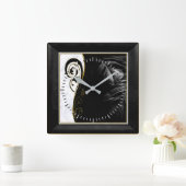 Weißer Marmor, schwarz, goldfarbener Fliesenboden  Quadratische Wanduhr (Zuhause)