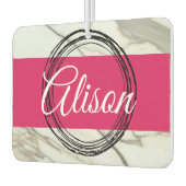 Weißer Marmor und Fuchsienrosa tragen den Namen. Autolufterfrischer (Links)