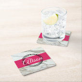 Weißer Marmor und Fuchsienrosa tragen den Namen. Rechteckiger Pappuntersetzer (Vor Ort)